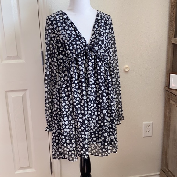 H&M Dresses & Skirts - H&M Divided Long Sleeve Mini Dress | Boho Black Daisy